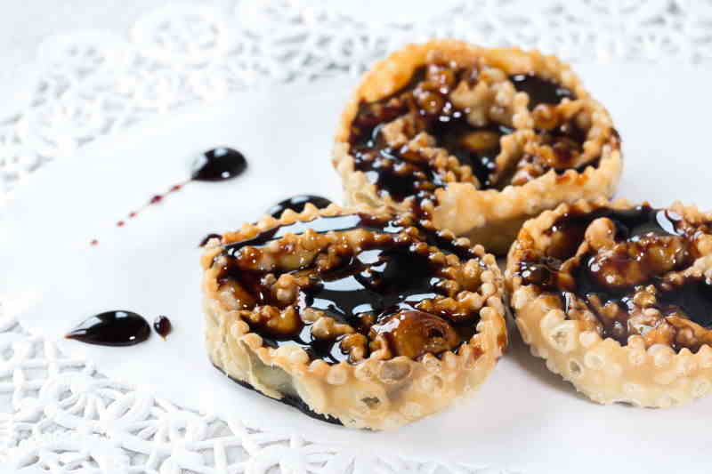 Christmas cartellate with vincotto in Apulia