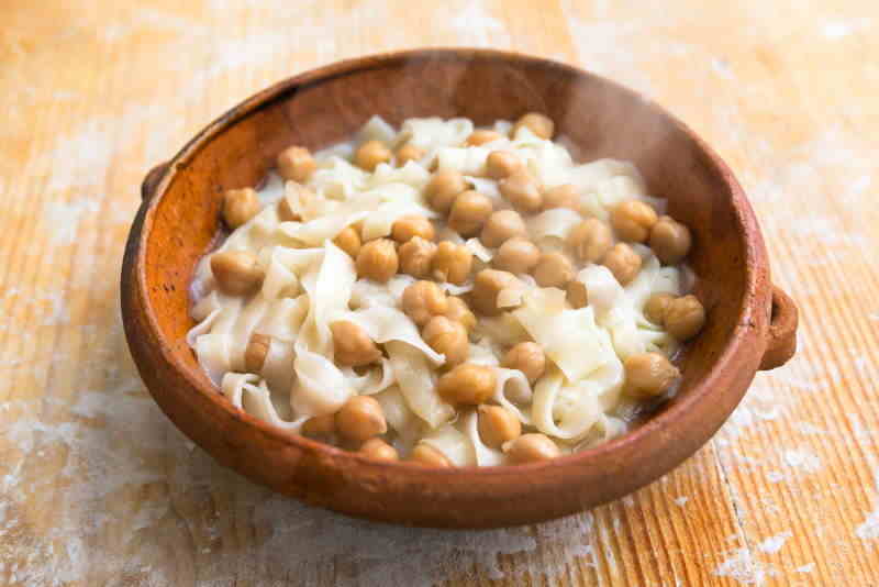 ciceri e tria pasta with chickpeas
